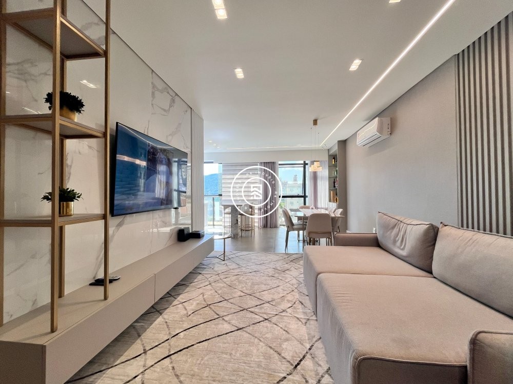 Apto finamente mobiliado na Meia Praia