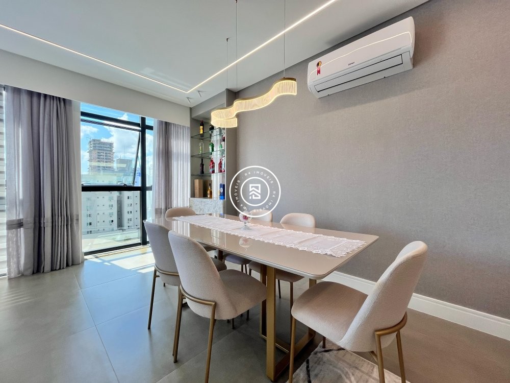 Apto finamente mobiliado na Meia Praia