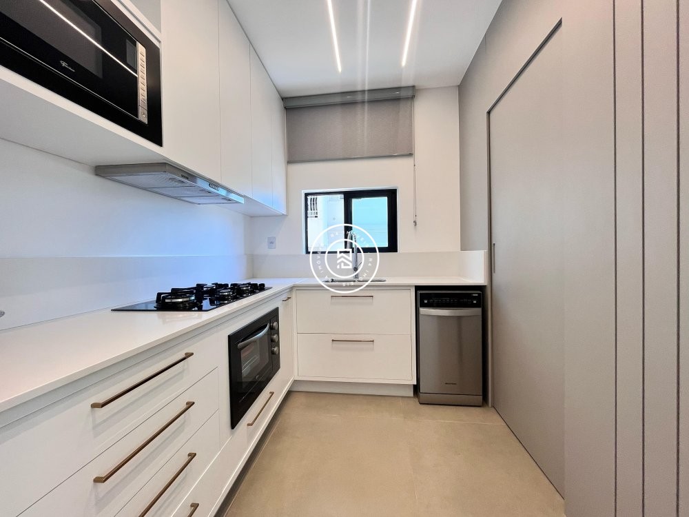 Apto finamente mobiliado na Meia Praia