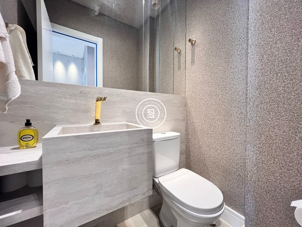 Apto finamente mobiliado na Meia Praia