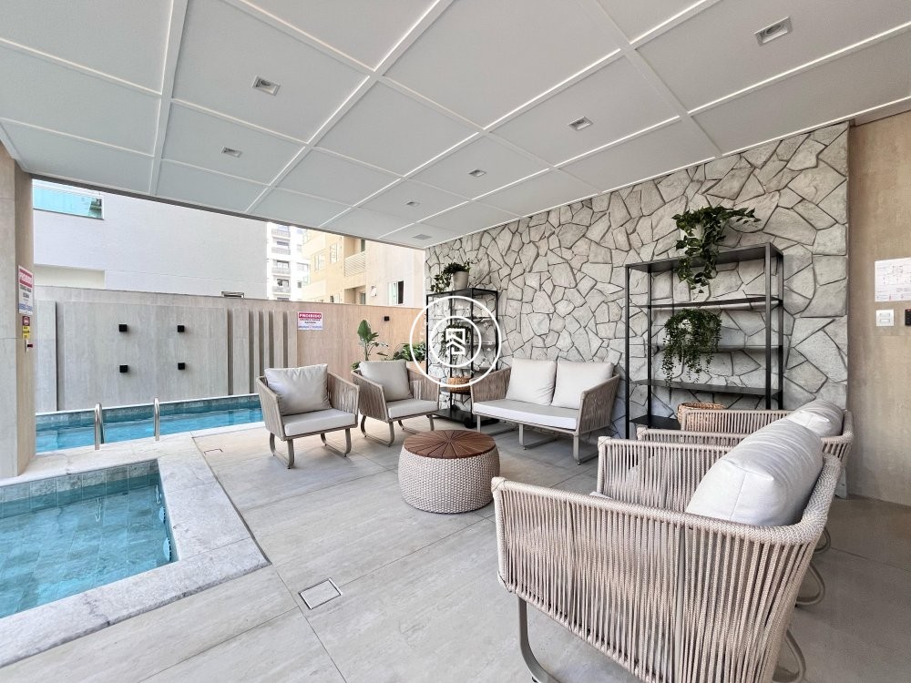 Apto finamente mobiliado na Meia Praia