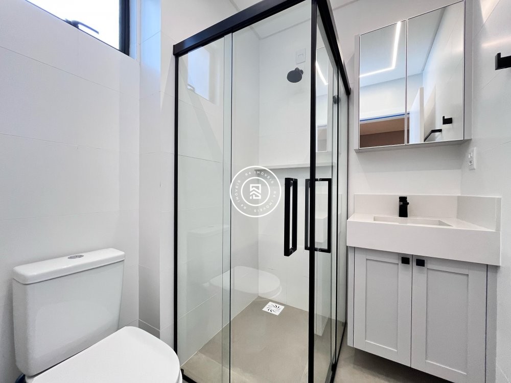 Apto finamente mobiliado na Meia Praia