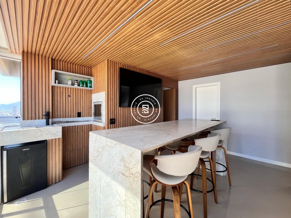 Apto na Meia Praia com moblia 