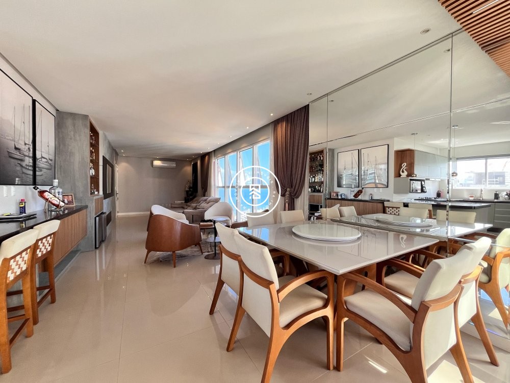 Apto na Meia Praia com moblia 