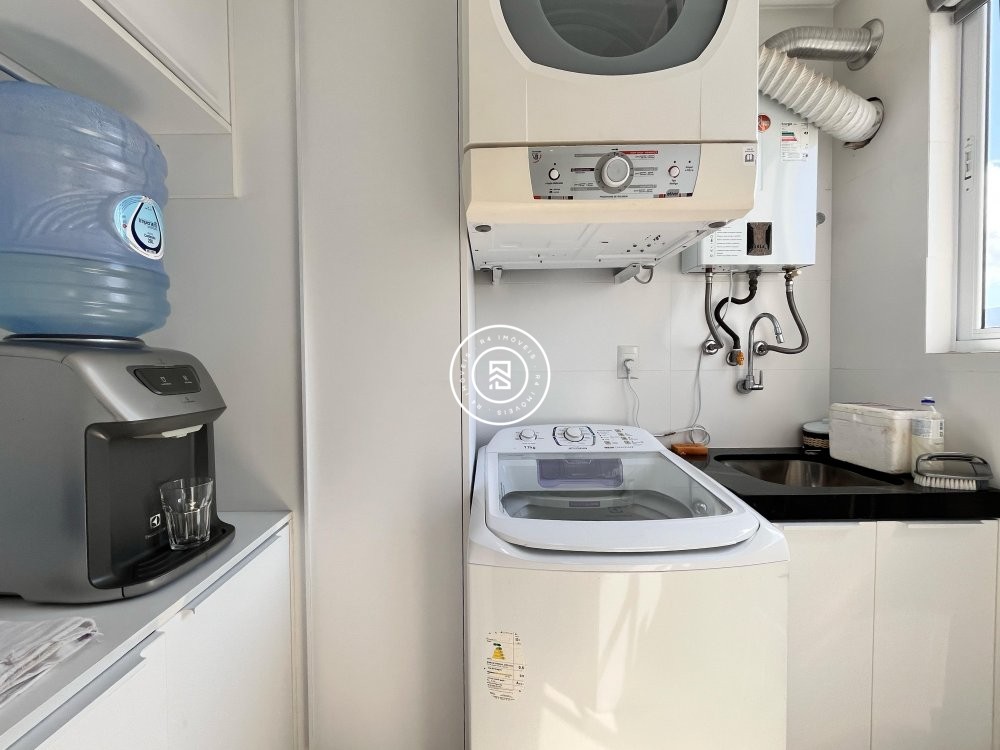 Apto na Meia Praia com moblia 