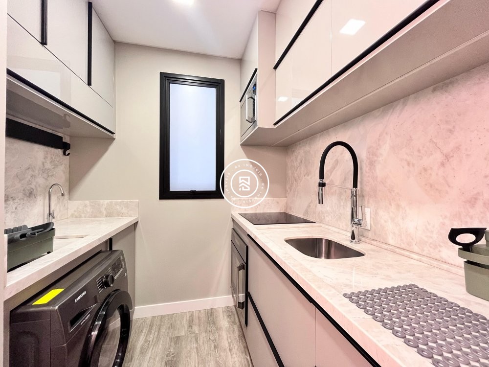 Flat finamente mobiliado na Meia Praia