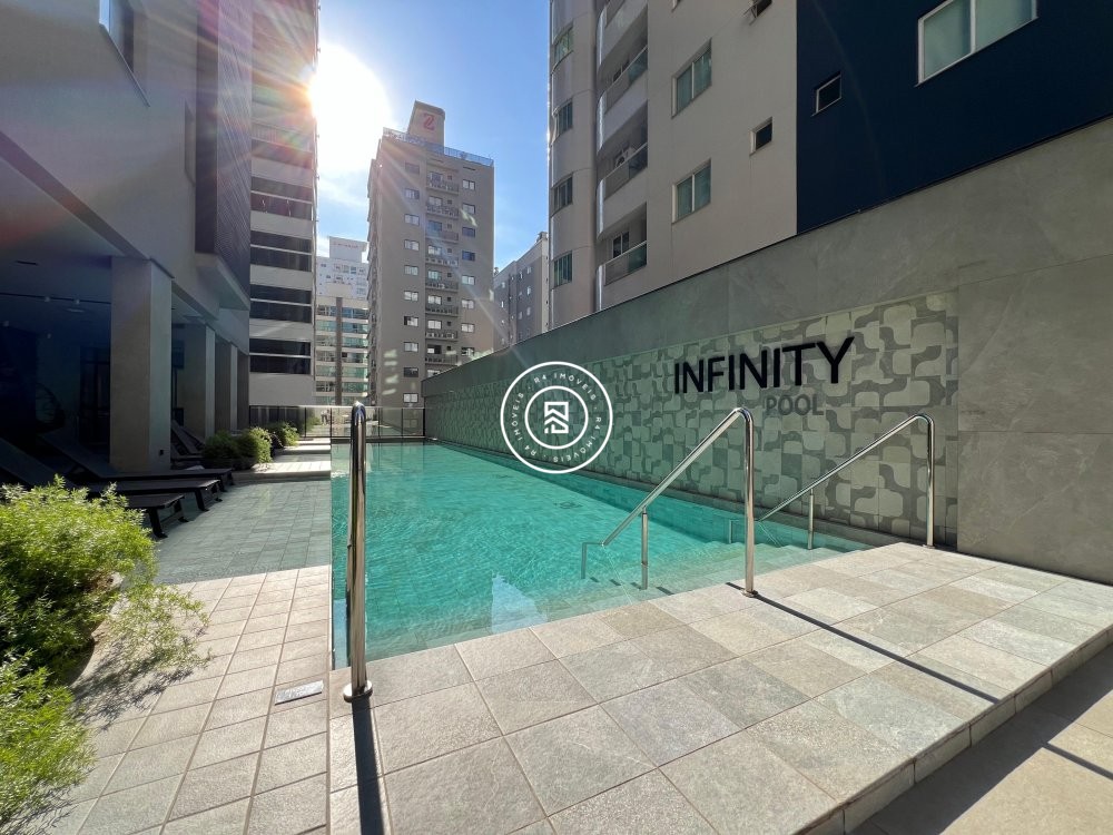 Flat finamente mobiliado na Meia Praia