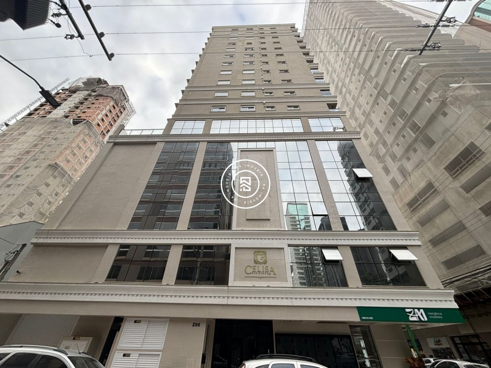 Apto com 03 sutes no corao da Meia Praia