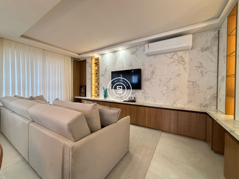 Apto com 03 sutes no corao da Meia Praia