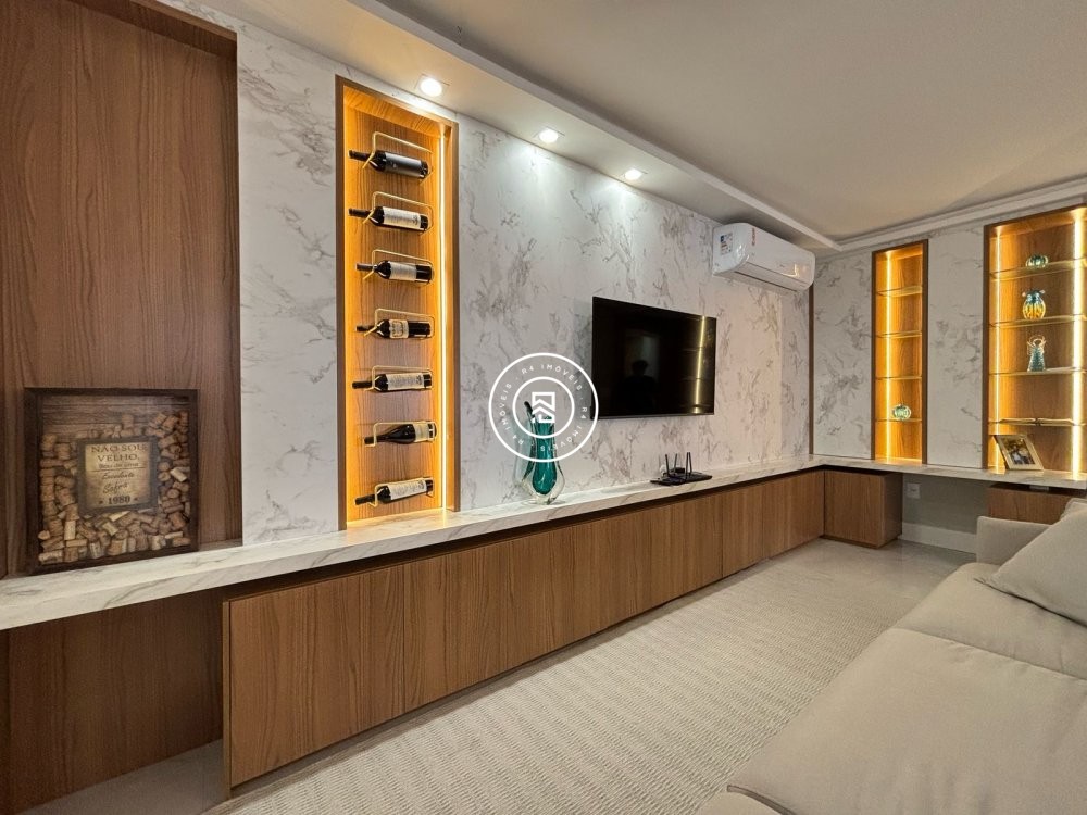 Apto com 03 sutes no corao da Meia Praia