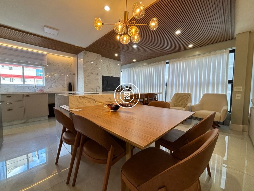 Apto com 03 sutes no corao da Meia Praia