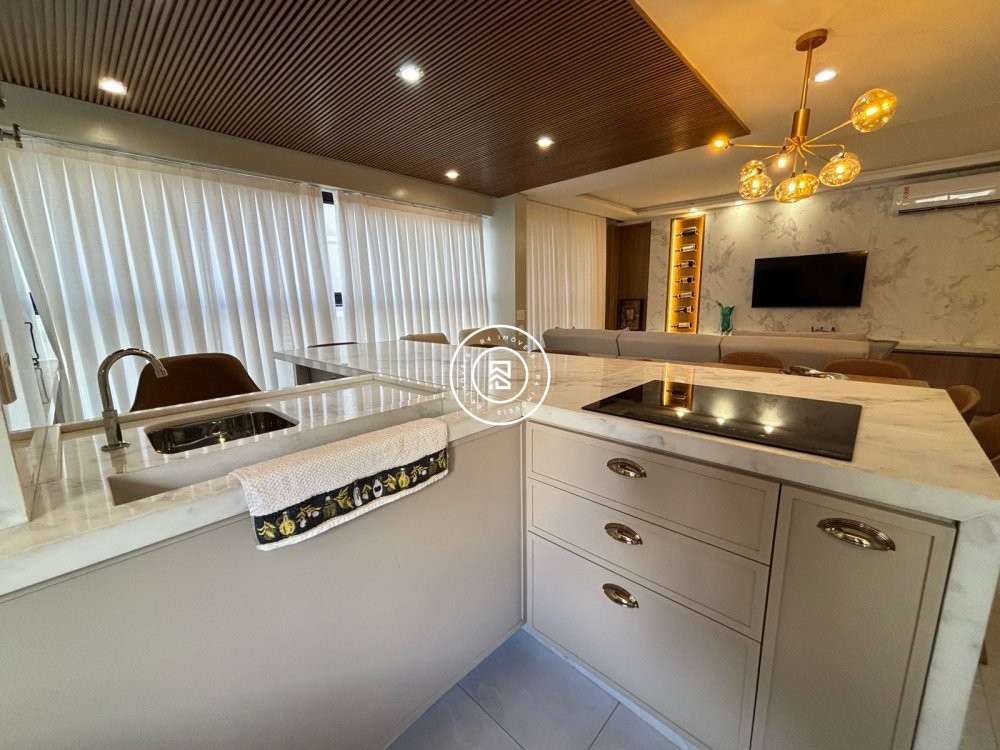 Apto com 03 sutes no corao da Meia Praia