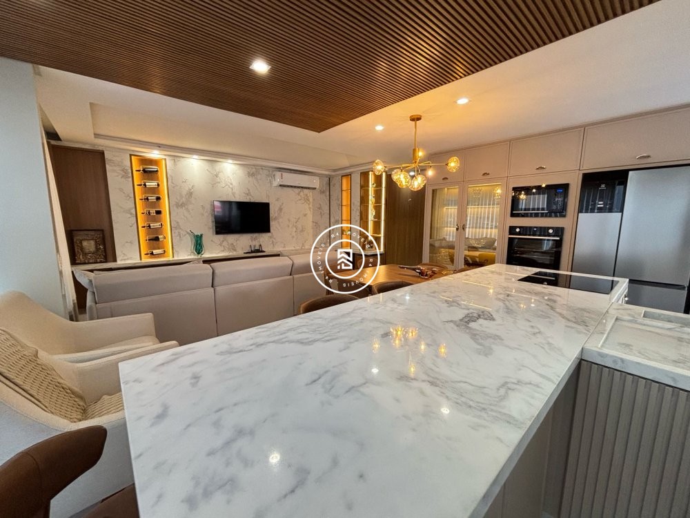 Apto com 03 sutes no corao da Meia Praia