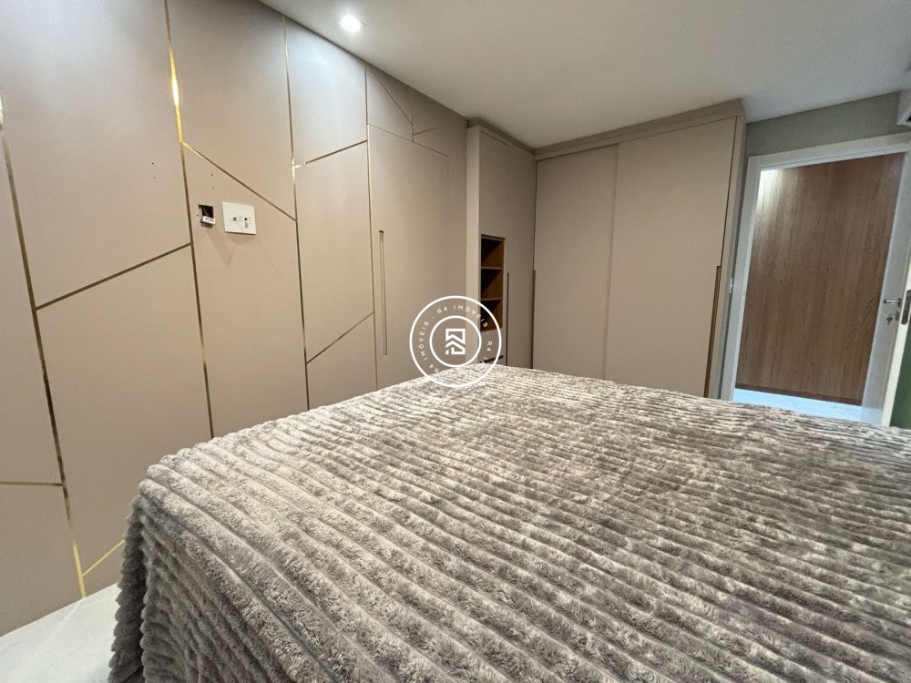 Apto com 03 sutes no corao da Meia Praia