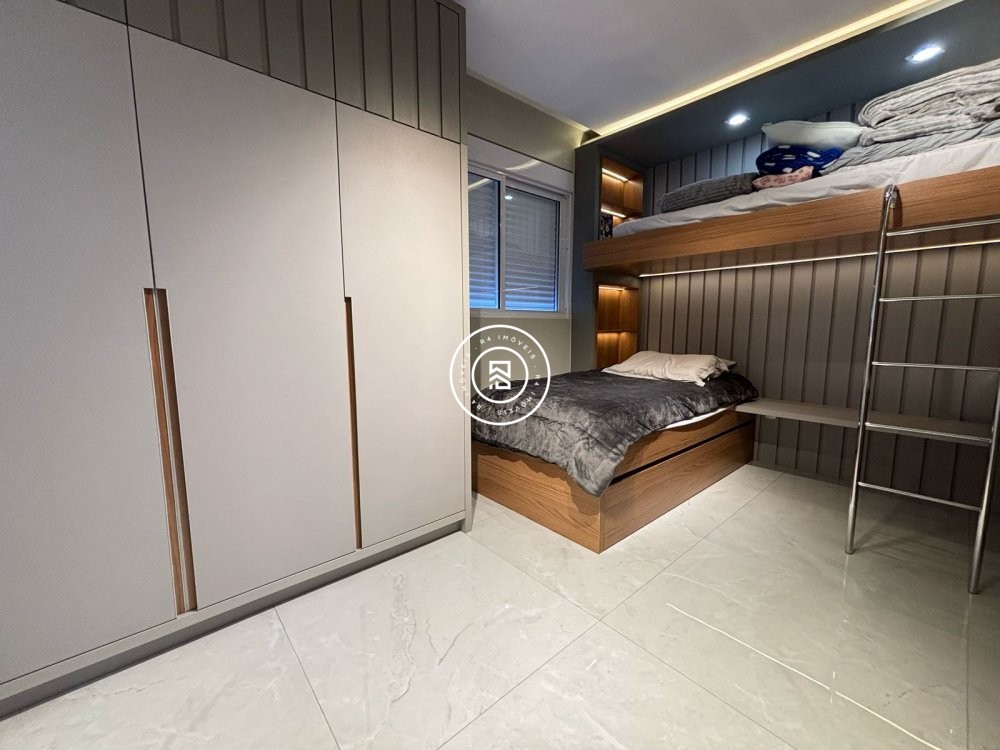 Apto com 03 sutes no corao da Meia Praia