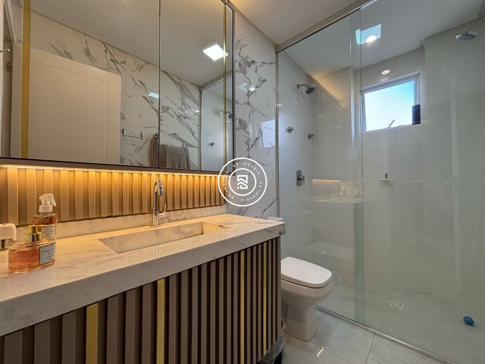 Apto com 03 sutes no corao da Meia Praia