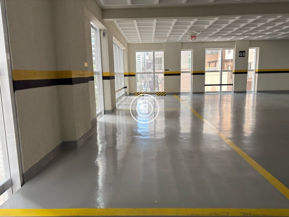 Apto com 03 sutes no corao da Meia Praia