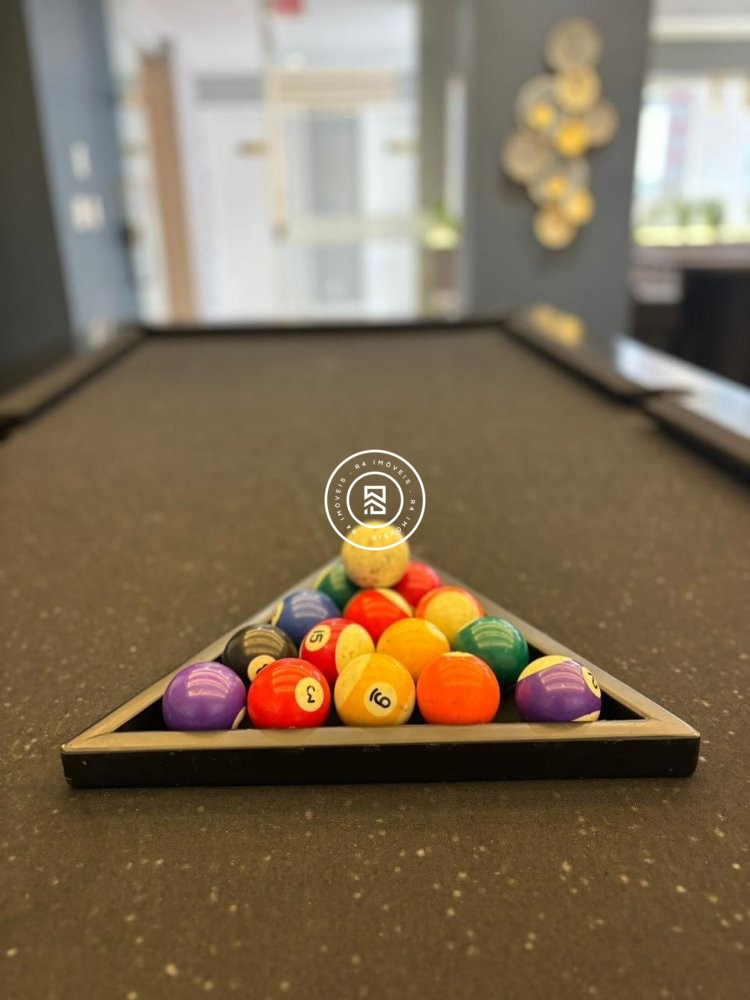 Apto com 03 sutes no corao da Meia Praia