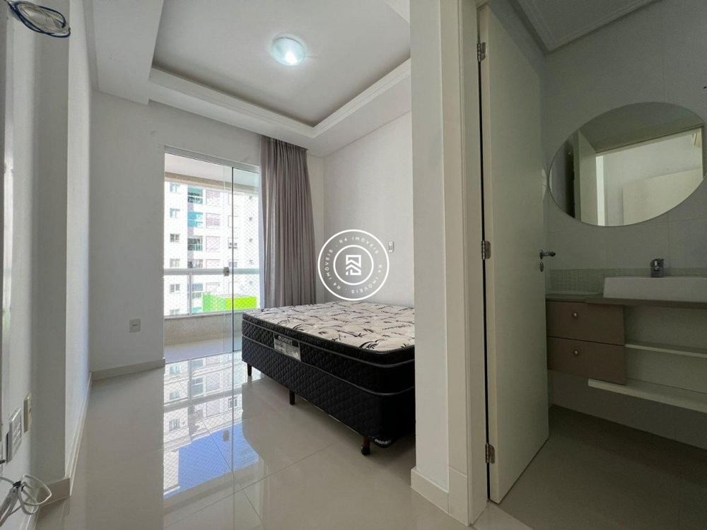 Apto a poucos metros do mar