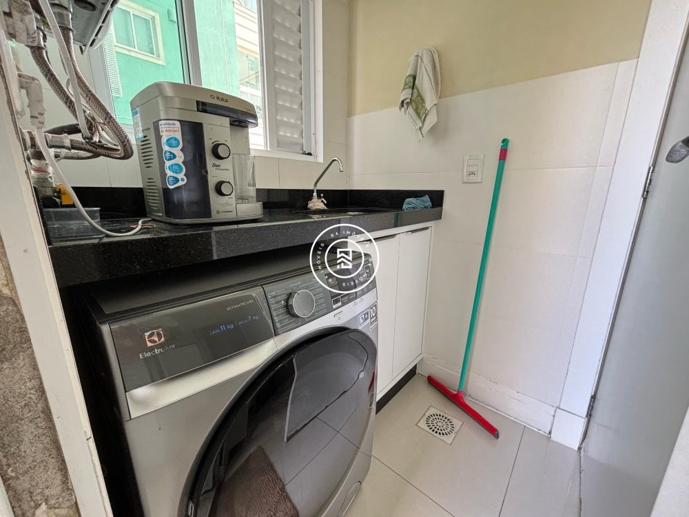 Apartamento mobiliado na quadra-mar