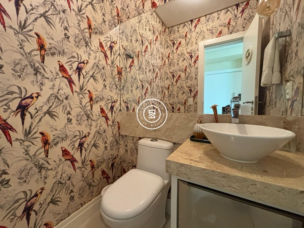 Apartamento mobiliado na quadra-mar