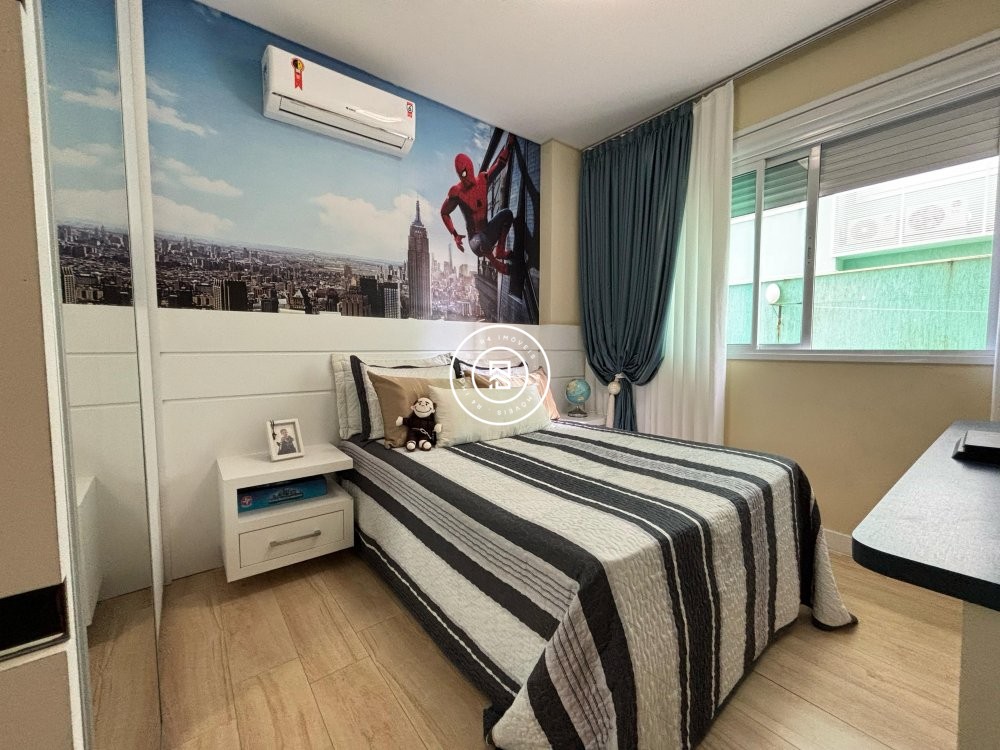 Apartamento mobiliado na quadra-mar