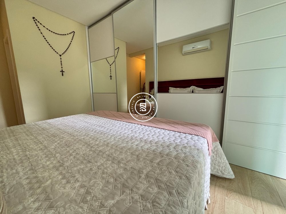 Apartamento mobiliado na quadra-mar