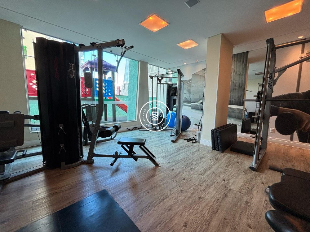 Apartamento mobiliado na quadra-mar