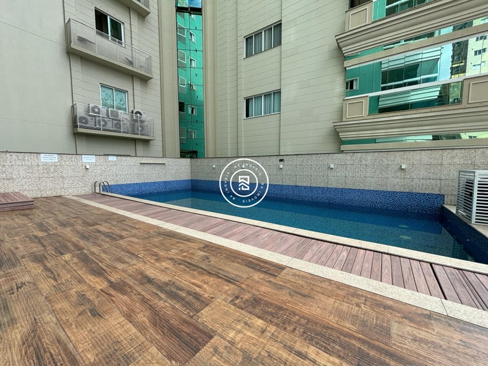 Apartamento mobiliado na quadra-mar