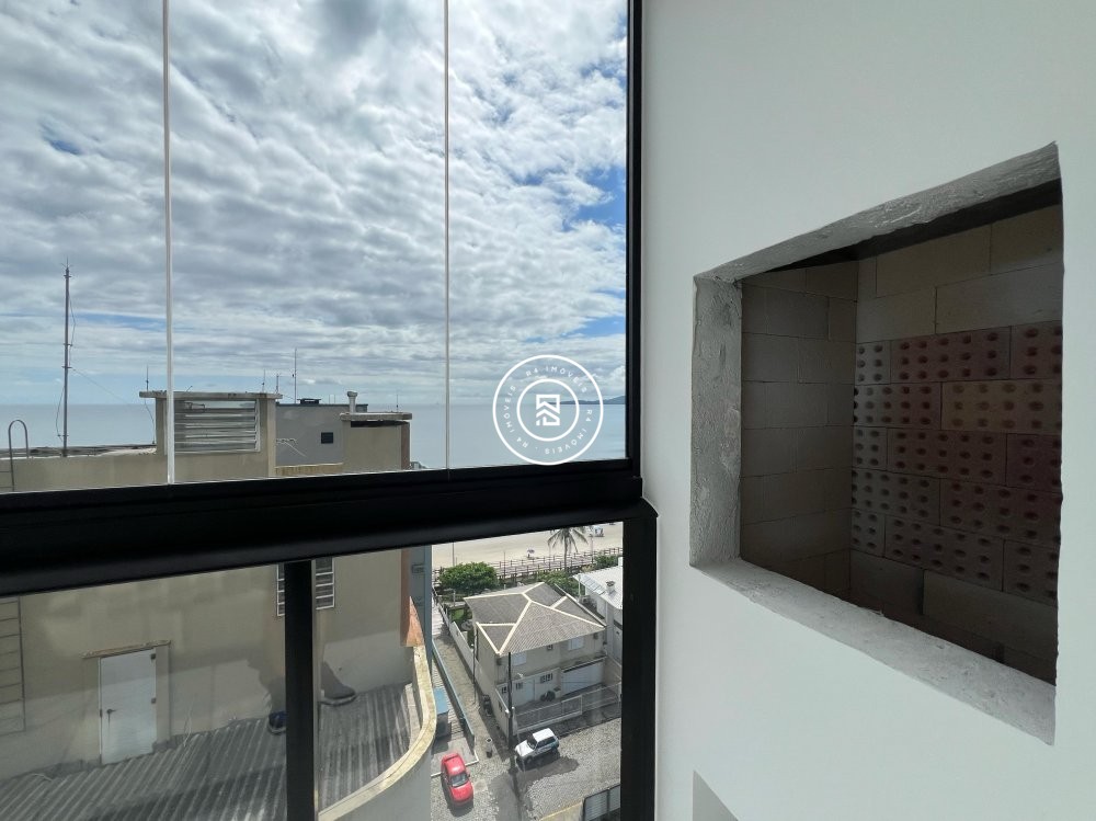 Apto novo na quadra-mar