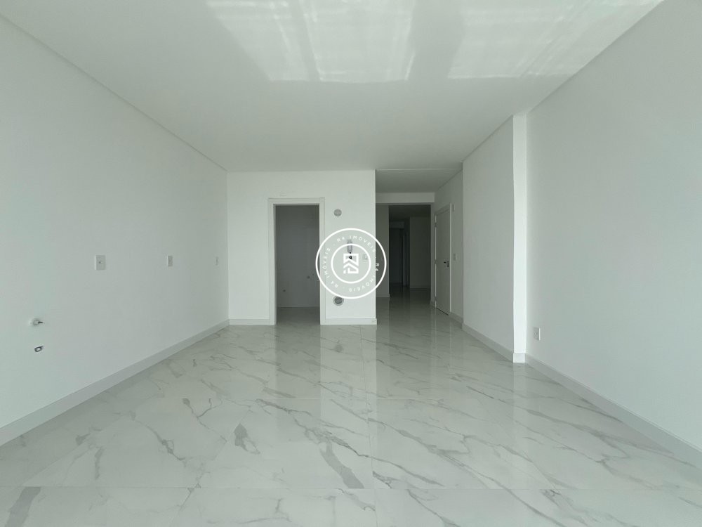 Apto novo na quadra-mar