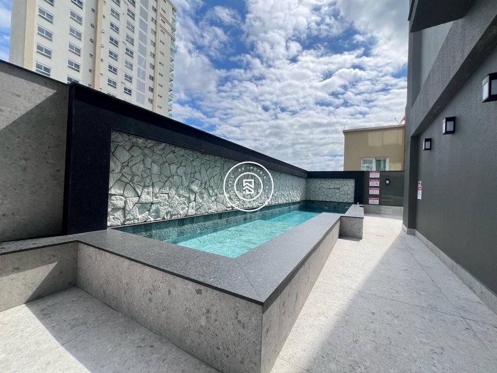 Apto novo na quadra-mar