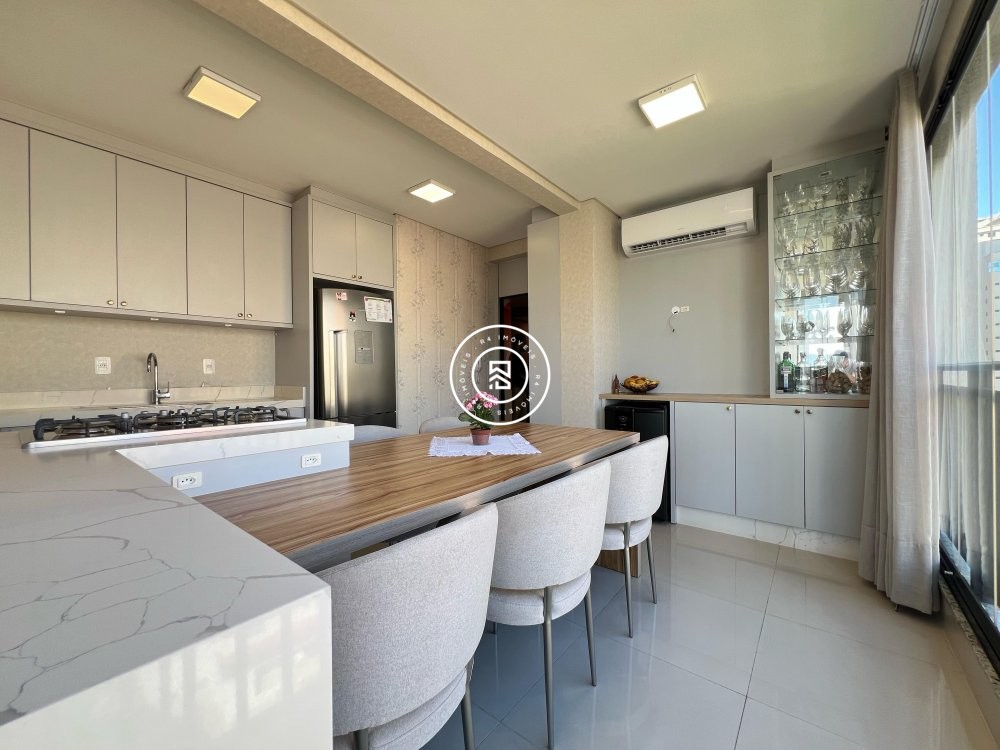 Apartamento mobiliado no corao da Meia Praia