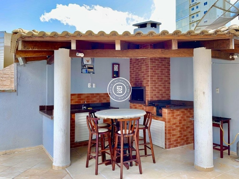 Casa com Piscina no Centro de Itapema SC