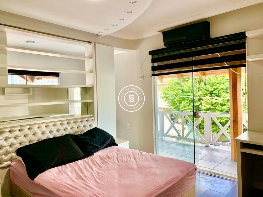 Casa com Piscina no Centro de Itapema SC