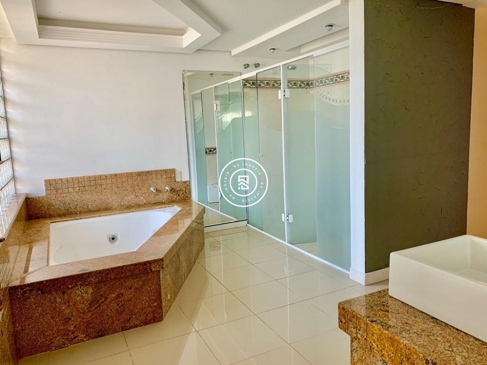 Casa com Piscina no Centro de Itapema SC