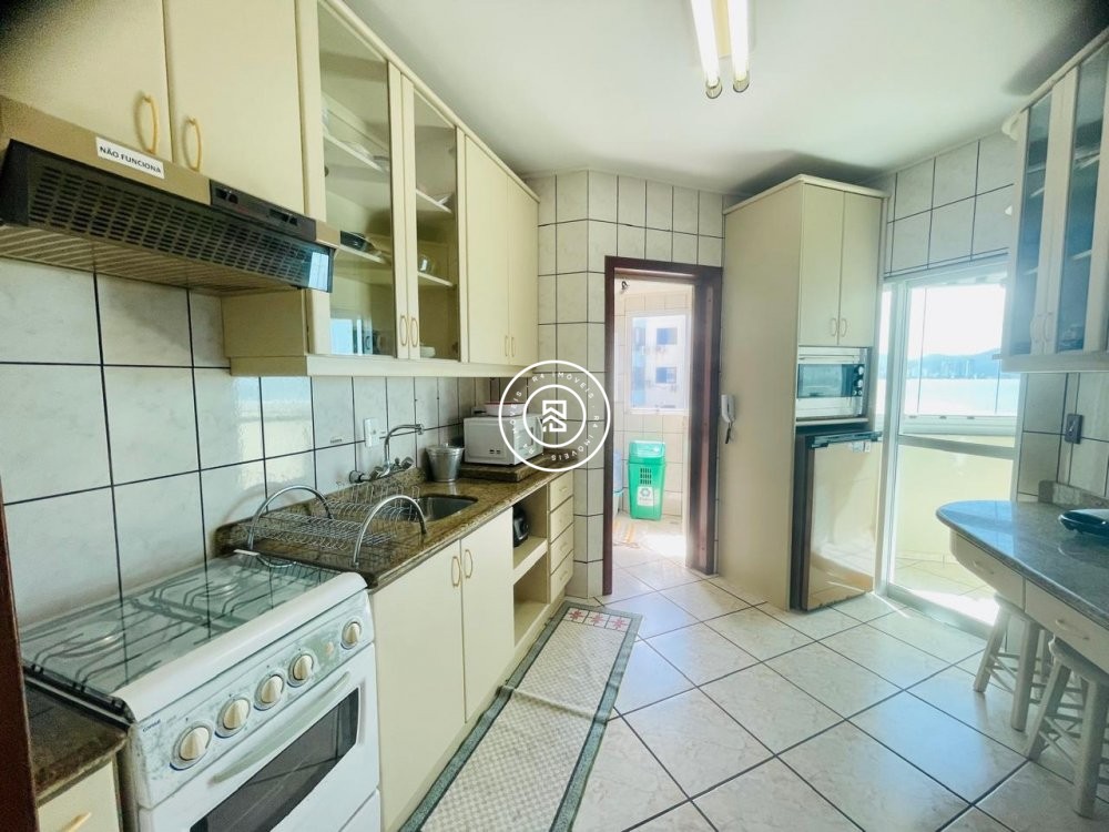 Apartamento Frente Mar em Meia Praia c/ 03 Dormito