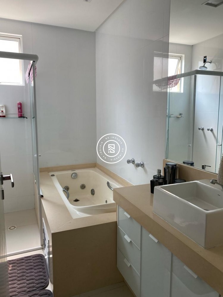 Apartamento na quadra mar com 3 dormitrios
