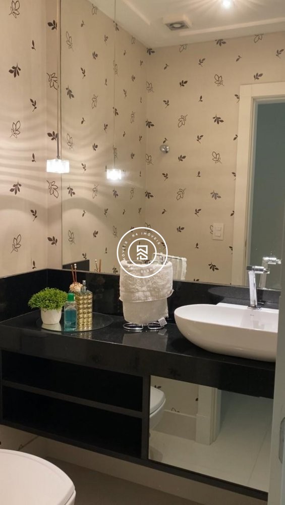 Apartamento na quadra mar com 3 dormitrios