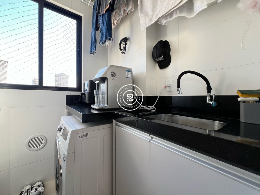 Apto mobiliado na Meia Praia