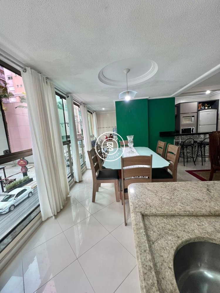 Ap mobiliado na Meia Praia