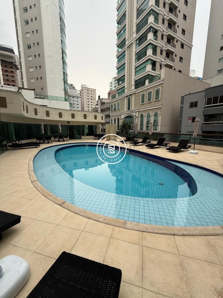 Ap mobiliado na Meia Praia