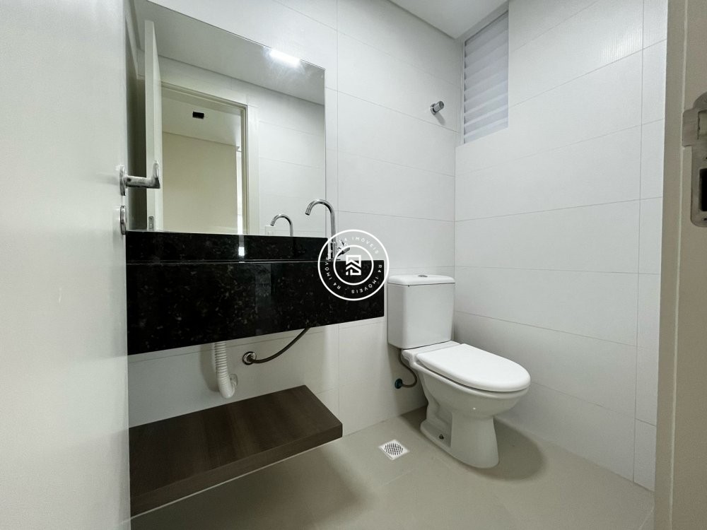 Cobertura com vista panormica do mar