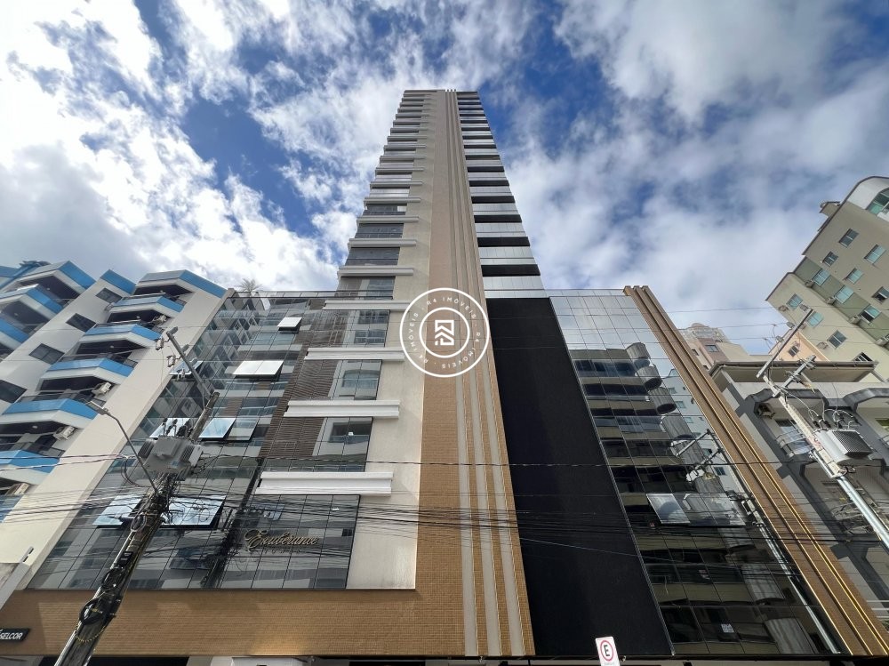 Apartamento novo no corao da Meia Praia