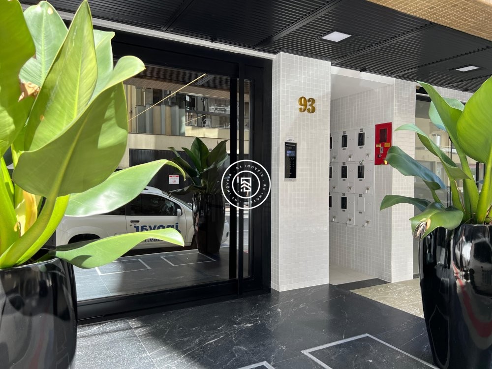 Apartamento novo no corao da Meia Praia