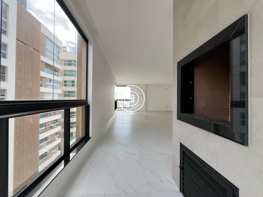 Apartamento novo no corao da Meia Praia