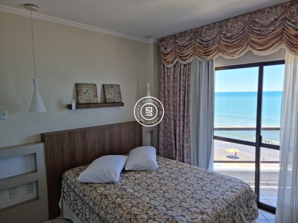 Apartamento Frente Mar, Meia Praia, 04 Dormitrios
