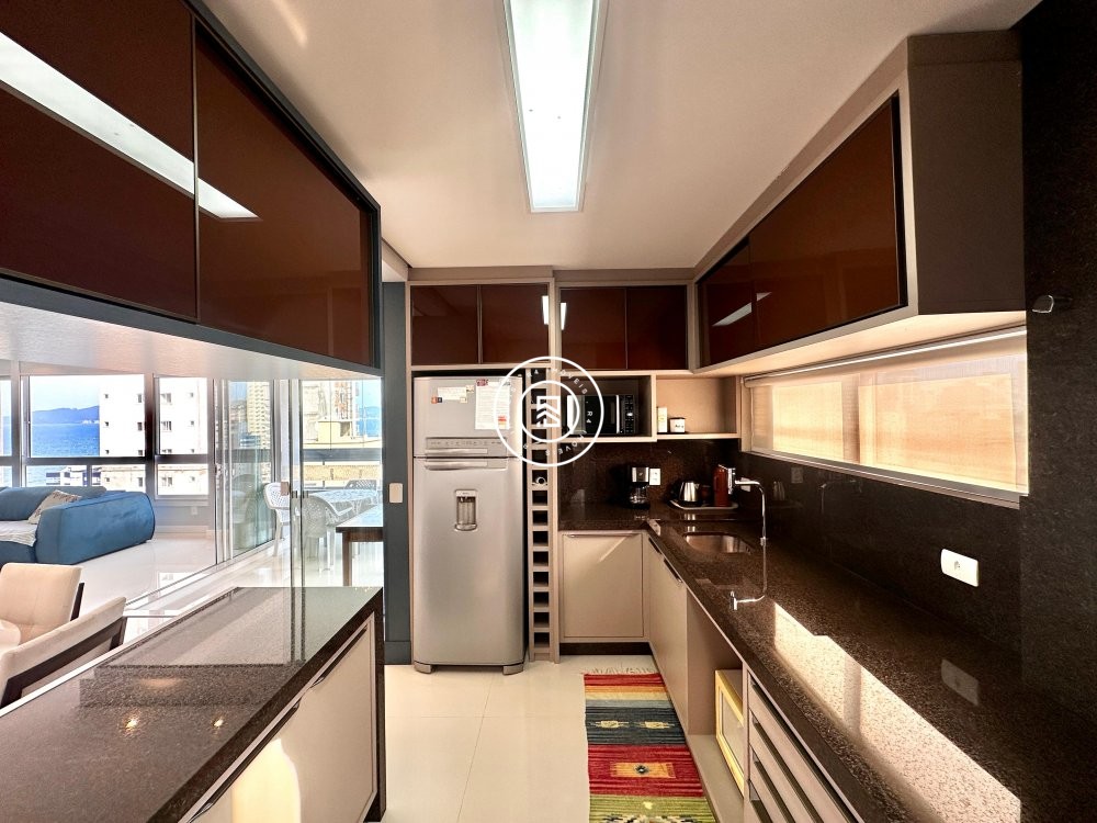 Cobertura Em Meia Praia com 03 Suites