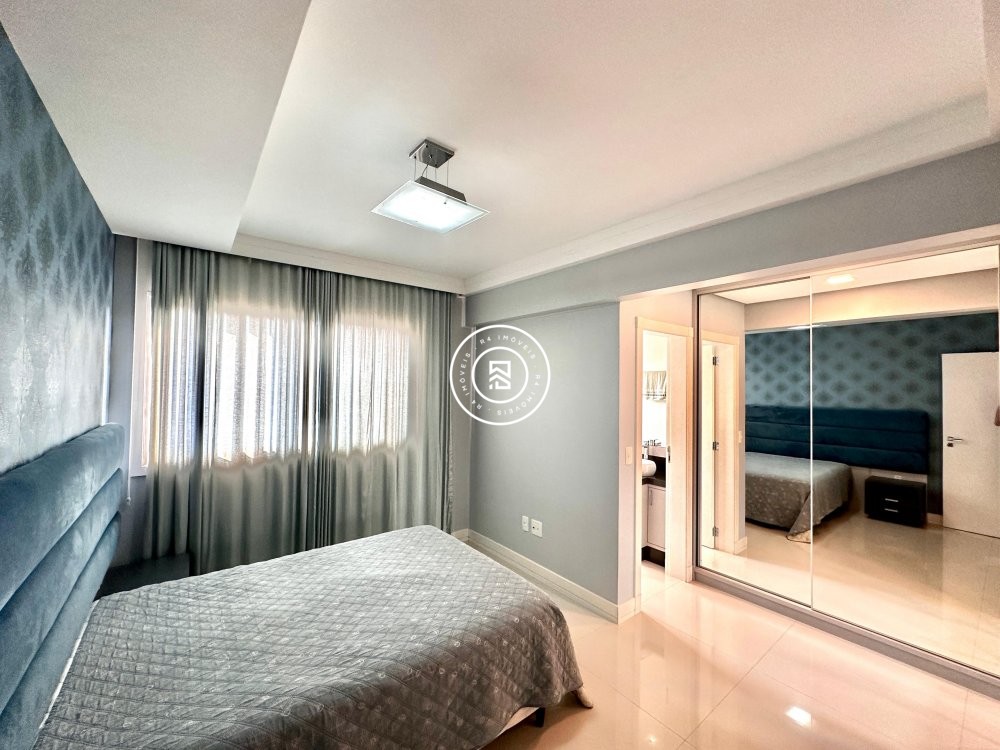 Cobertura Em Meia Praia com 03 Suites