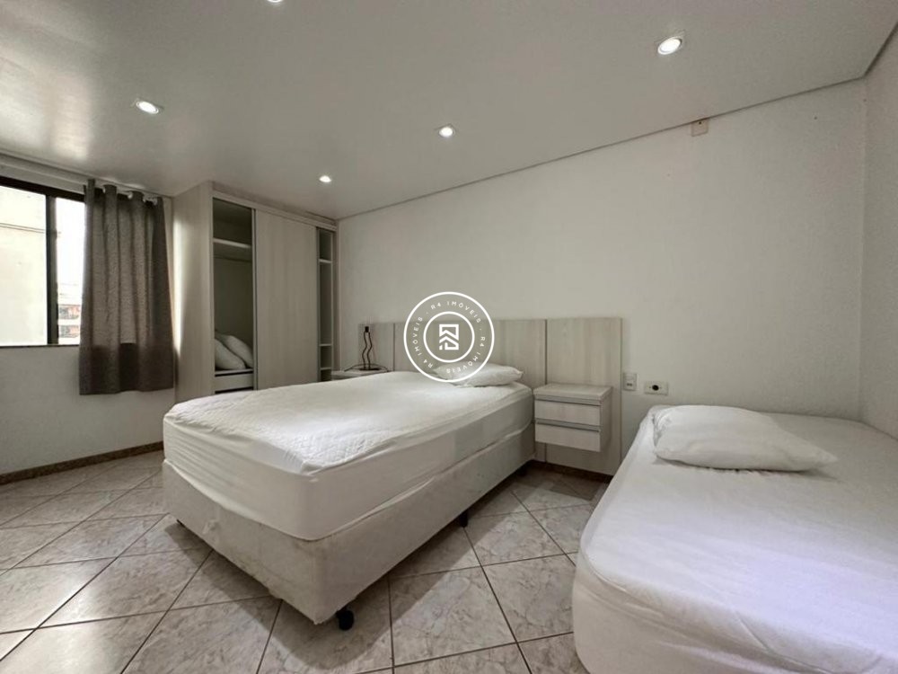 Cobertura em Meia Praia, 04 quartos